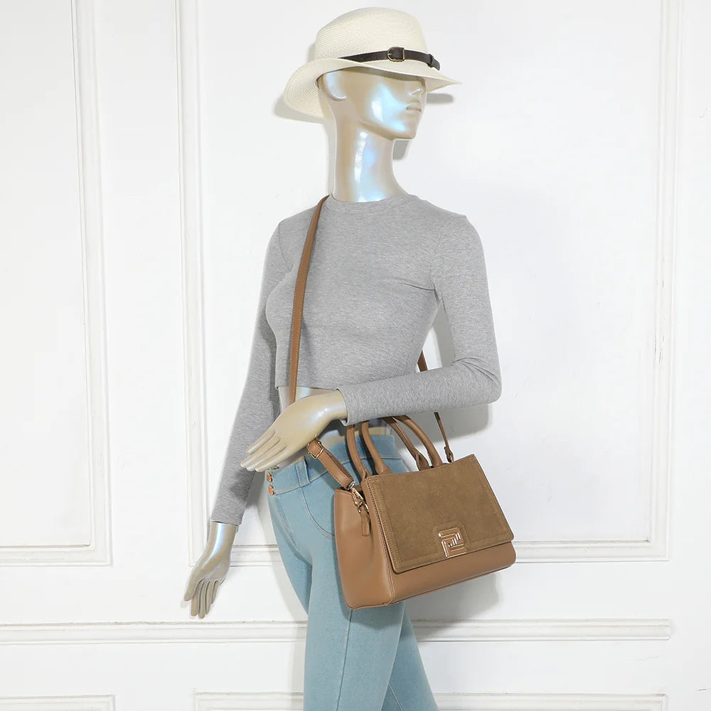 Sac à main femme Le Delsane taupe foncé porté, un format intermédiaire à la silhouette structurée – réf. G-7512