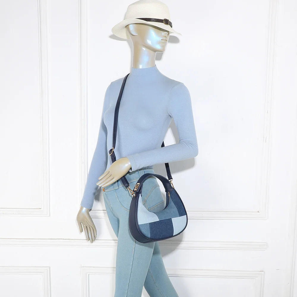 Sac Le Denim Chic bleu porté par une femme, à la main ou en bandoulière – réf. A-9169