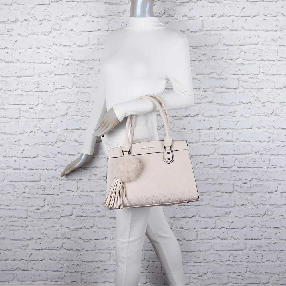 Sac à main femme Le Diane beige porté par une femme, à la main ou à l’épaule avec ses longues anses – réf. R-1501