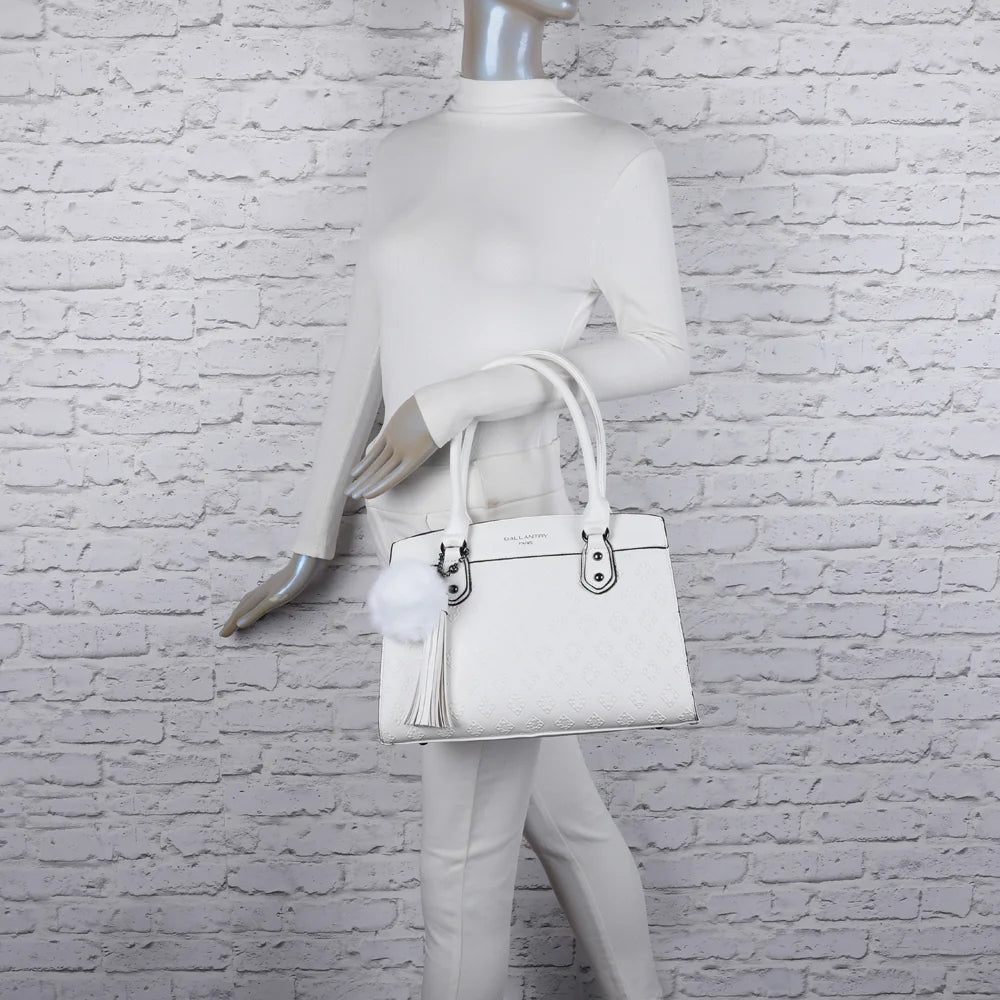 Sac à main femme Le Diane blanc porté par une femme, à la main ou à l’épaule avec ses longues anses – réf. R-1501