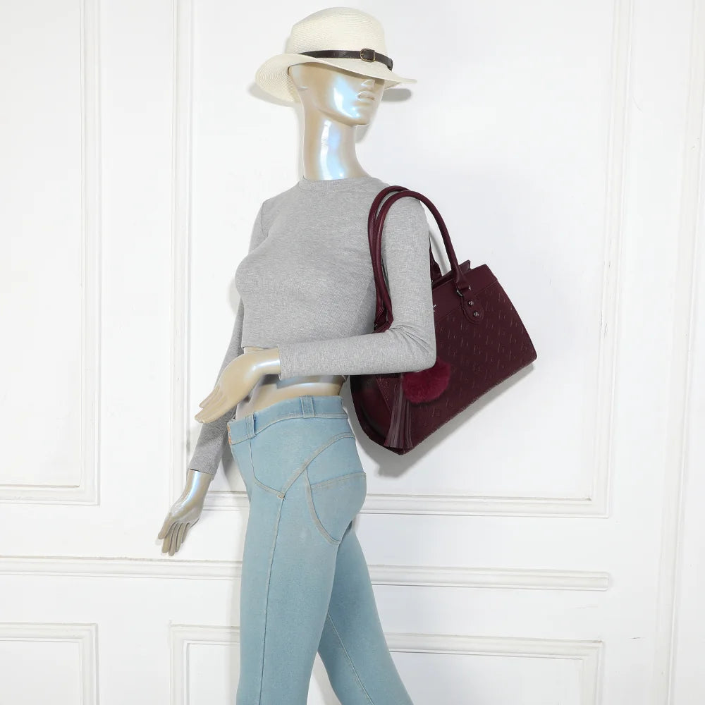 Sac à main femme Le Diane bordeaux porté par une femme, à la main ou à l’épaule avec ses longues anses – réf. R-1501