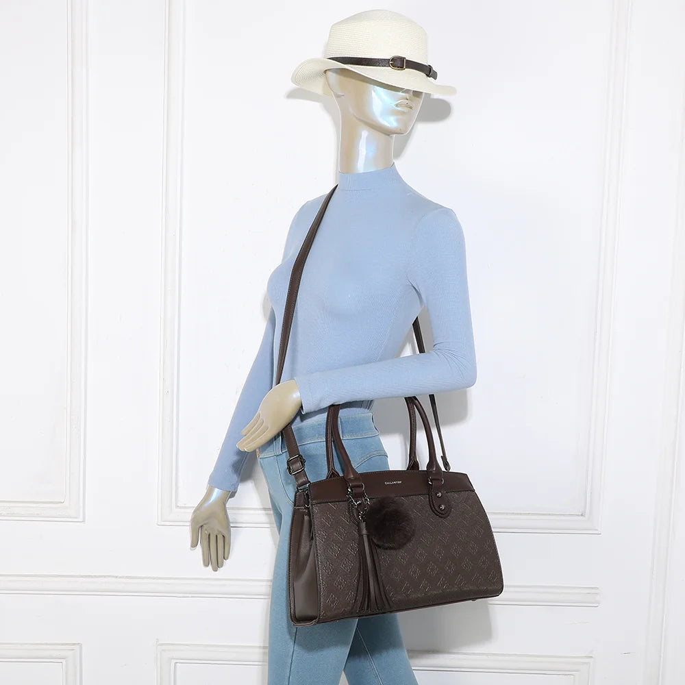 Sac à main femme Le Diane café porté par une femme, à la main ou à l’épaule avec ses longues anses – réf. R-1501