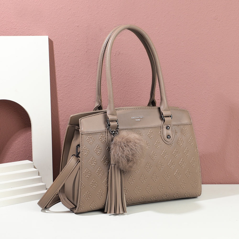 Sac à main Le Diane D.TAUPE posé dans un décor d’intérieur – visuel d’ambiance créé avec l’IA – Gallantry Paris