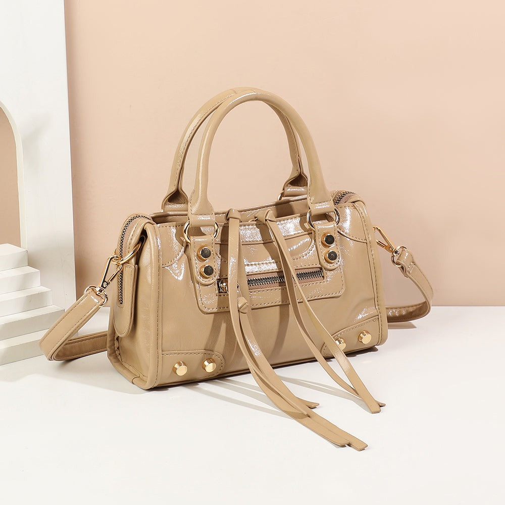 Sac à main Le Dorian taupe posé dans un décor d’intérieur – visuel d’ambiance créé avec l’IA – Gallantry Paris
