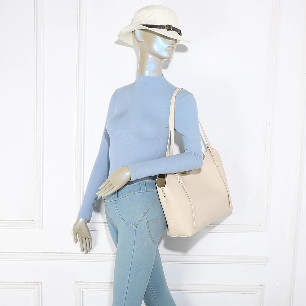 Sac cabas Élance beige porté à l’épaule par une femme grâce à ses longues anses – réf. A-8721-1