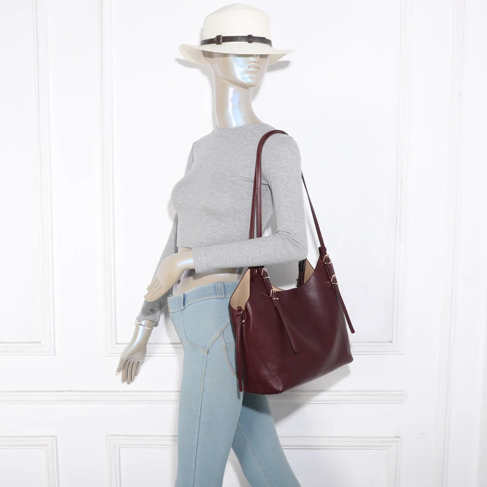 Sac cabas Élance bordeaux porté à l’épaule par une femme grâce à ses longues anses – réf. A-8721-1