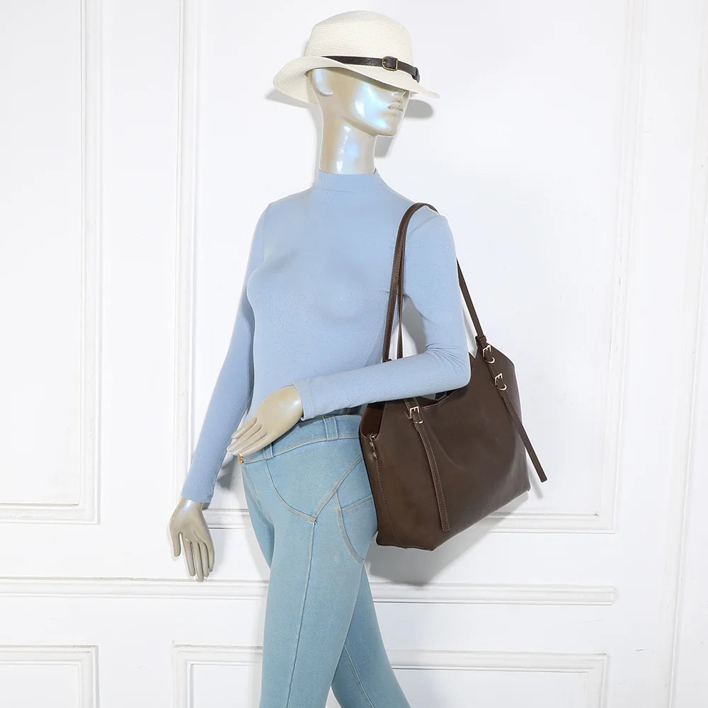 Sac cabas Élance café porté à l’épaule par une femme grâce à ses longues anses – réf. A-8721-1