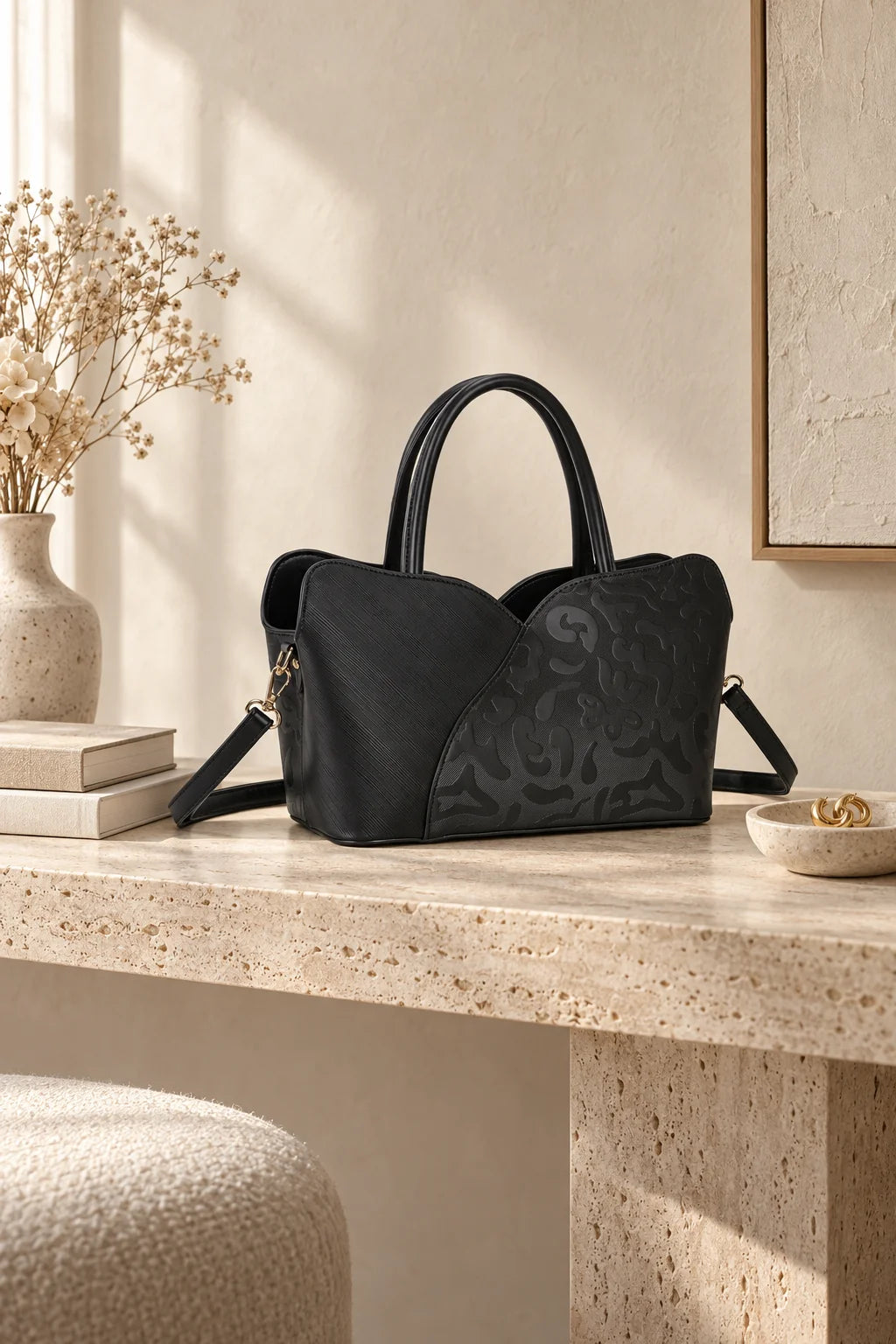 Sac à main Le Florélys posé sur une console avec livres et fleurs – visuel d'ambiance créé avec l'IA – Gallantry Paris