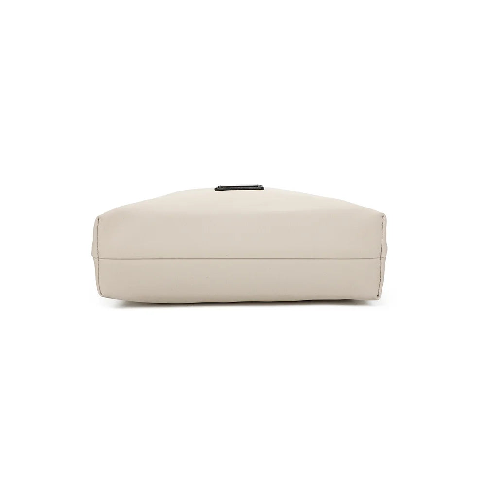 Dessous du sac à dos Le Folder beige, en synthétique à la surface mate, net et bien fini – réf. Z-83044