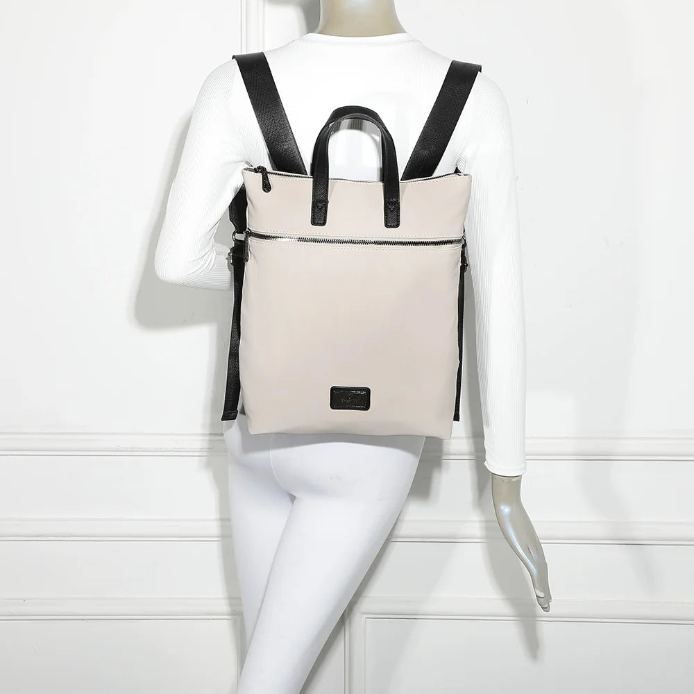 Sac à dos femme Le Folder beige porté sur le dos, bretelles réglées pour un confort au quotidien – réf. Z-83044