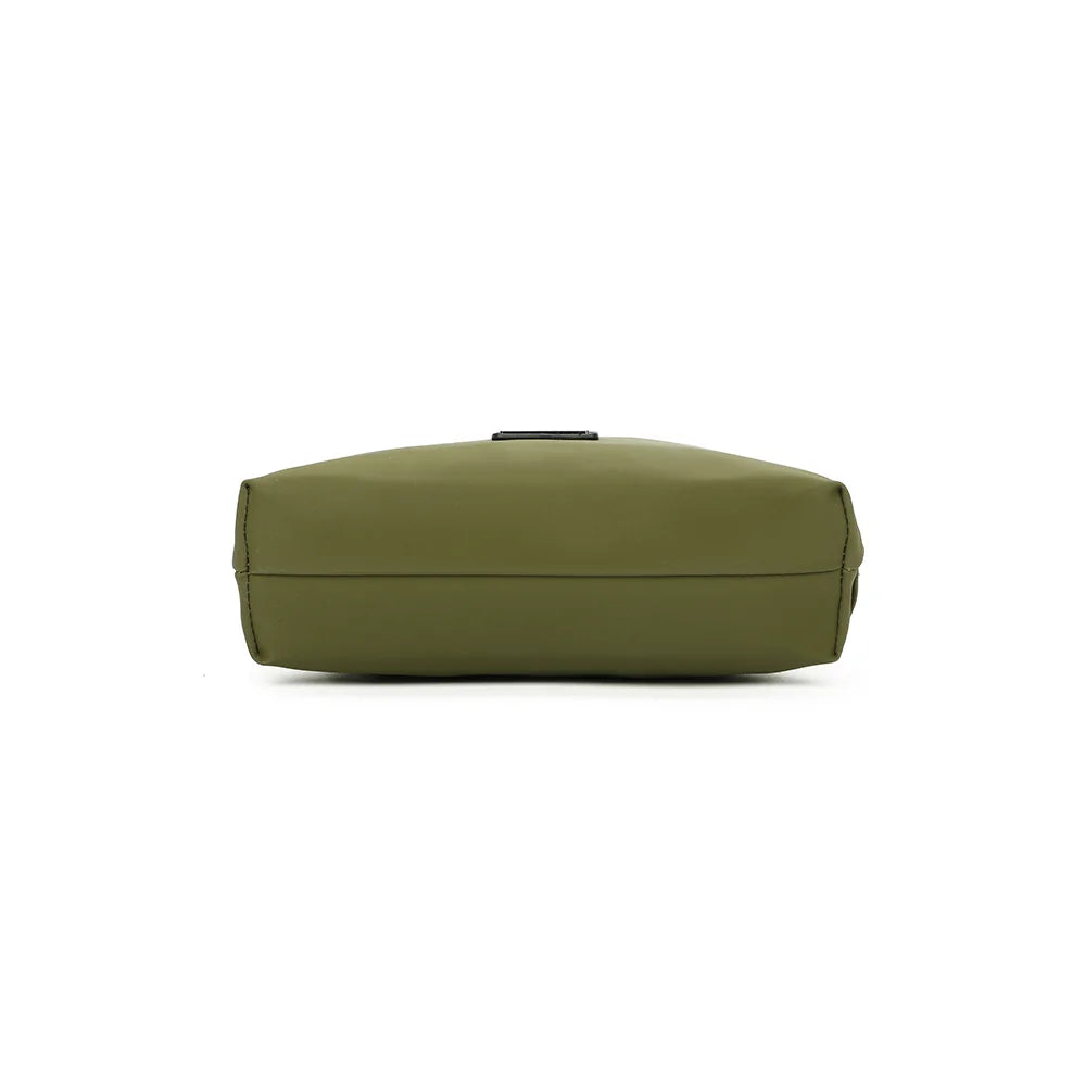 Dessous du sac à dos Le Folder kaki, en synthétique à la surface mate, net et bien fini – réf. Z-83044