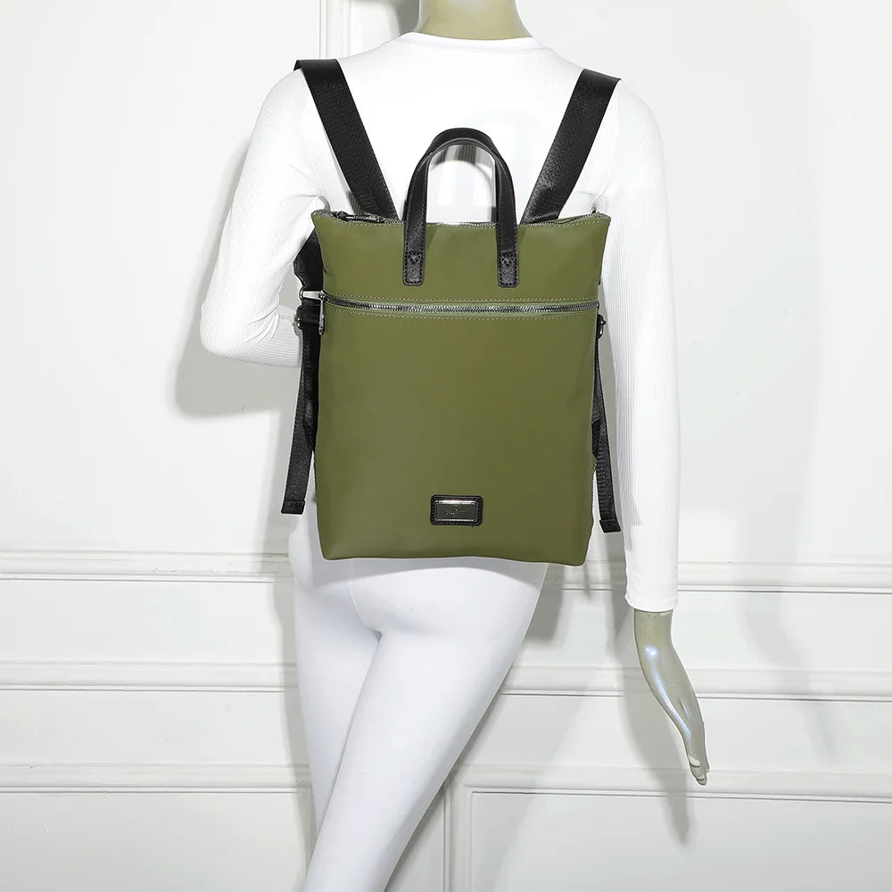 Sac à dos femme Le Folder kaki porté sur le dos, bretelles réglées pour un confort au quotidien – réf. Z-83044