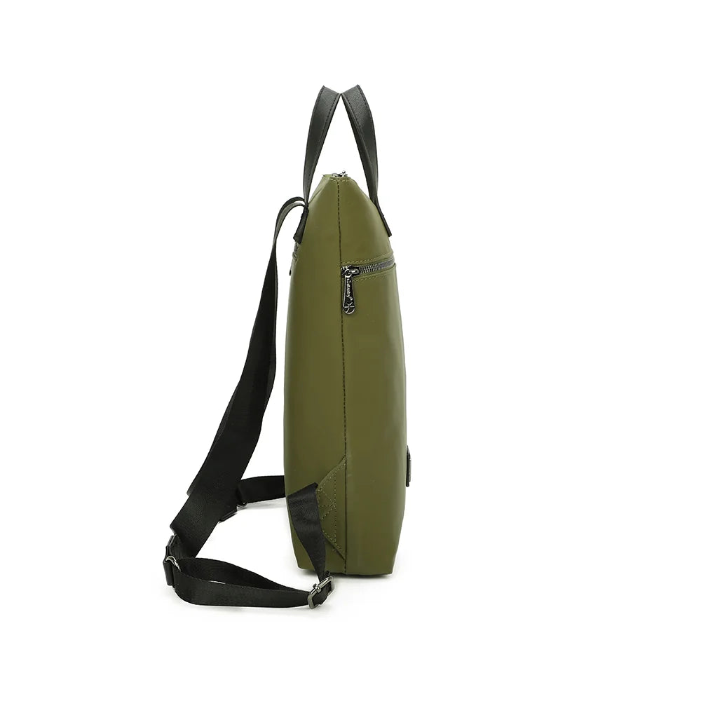 Profil du Folder kaki : un sac à dos fin de 7,5 cm d’épaisseur, facile à glisser partout – réf. Z-83044