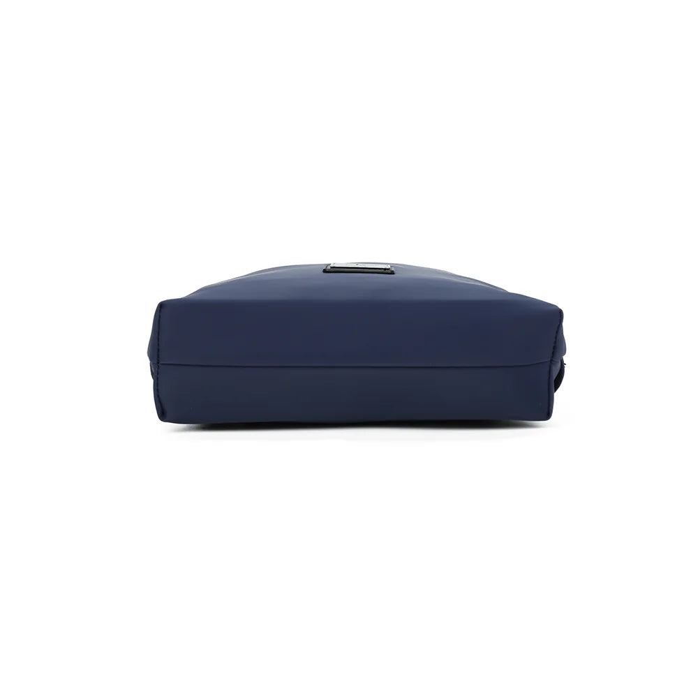 Dessous du sac à dos Le Folder marine, en synthétique à la surface mate, net et bien fini – réf. Z-83044