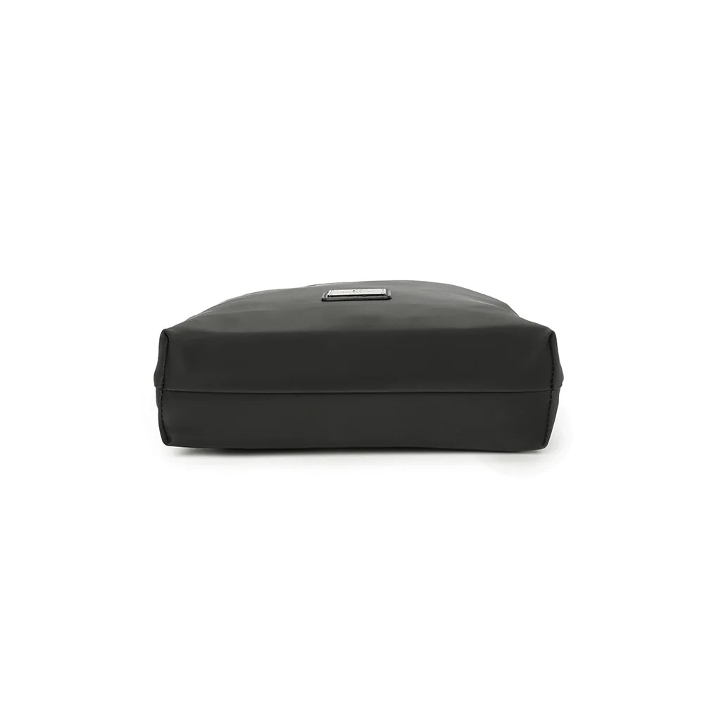 Dessous du sac à dos Le Folder noir, en synthétique à la surface mate, net et bien fini – réf. Z-83044