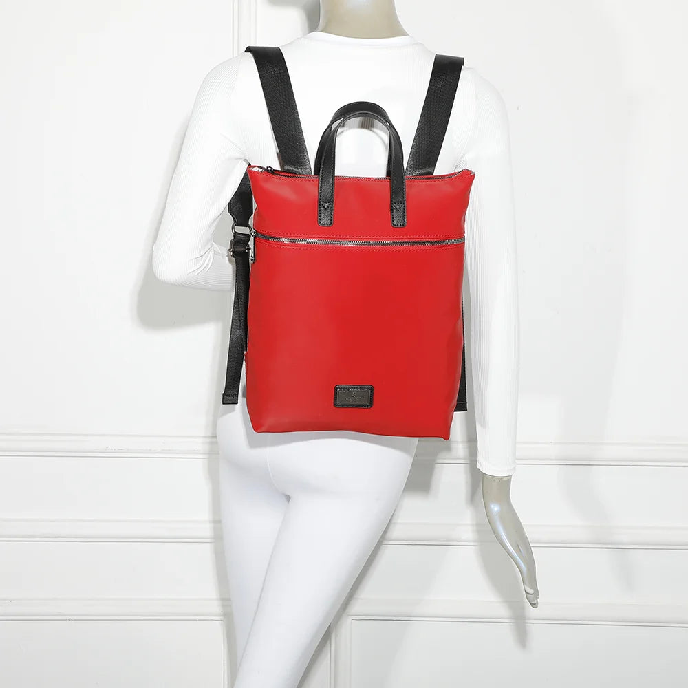 Sac à dos femme Le Folder rouge porté sur le dos, bretelles réglées pour un confort au quotidien – réf. Z-83044