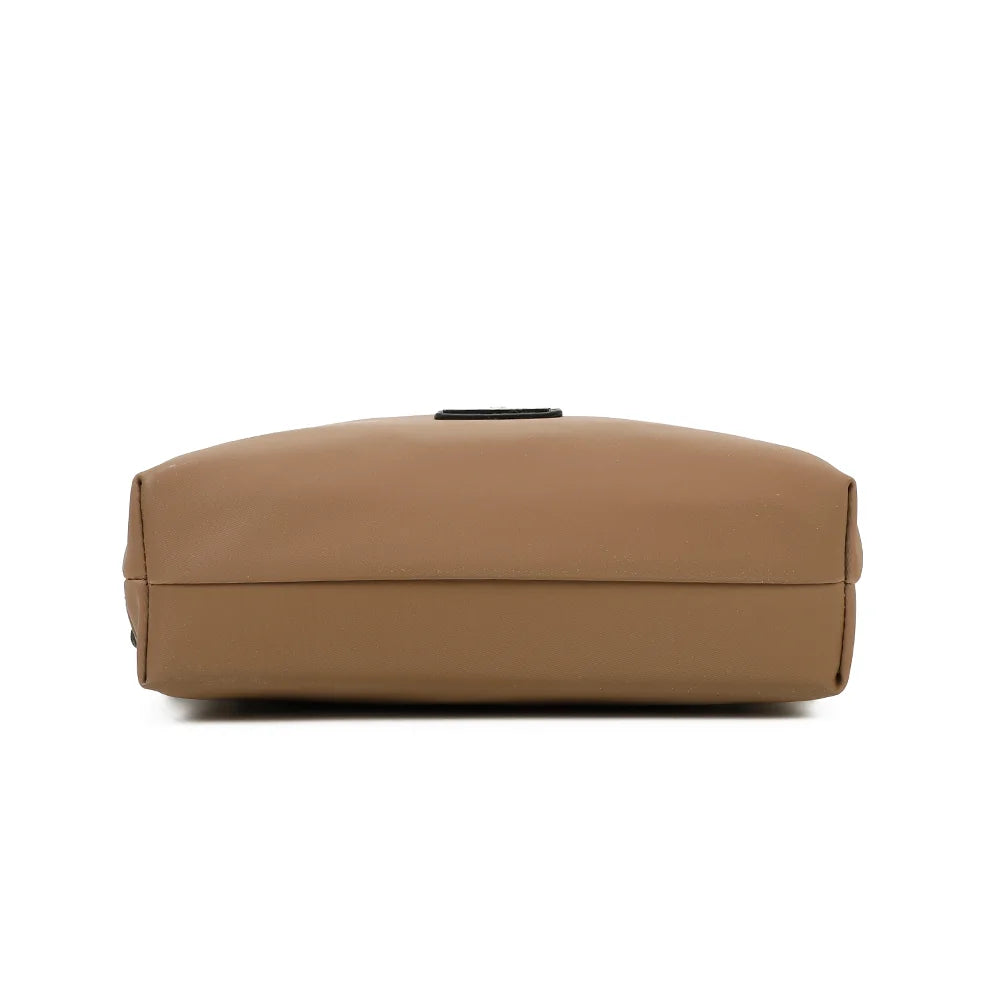 Dessous du sac à dos Le Folder taupe, en synthétique à la surface mate, net et bien fini – réf. Z-83044