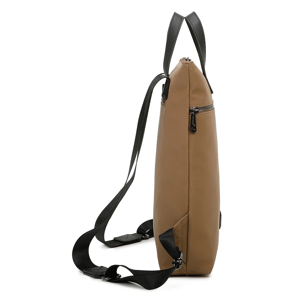 Profil du Folder taupe : un sac à dos fin de 7,5 cm d’épaisseur, facile à glisser partout – réf. Z-83044