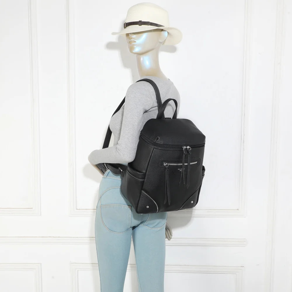 Sac à dos Le Gabin noir porté par une femme, sur le dos grâce à ses bretelles réglables – réf. KJ-62108