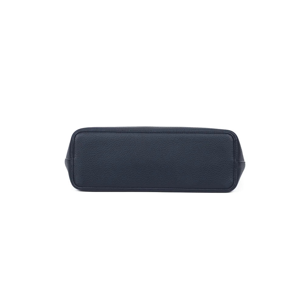 Dessous du cabas Le Grandor bleu foncé, en simili cuir grainé ton sur ton – réf. DG-5824