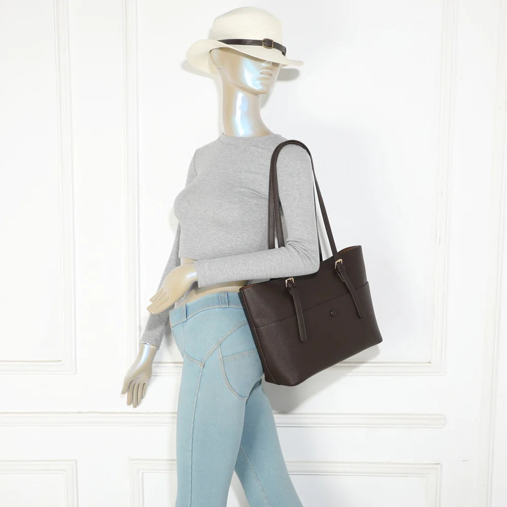 Sac cabas Le Grandor café porté à l’épaule par une femme, format idéal pour le quotidien – réf. DG-5824