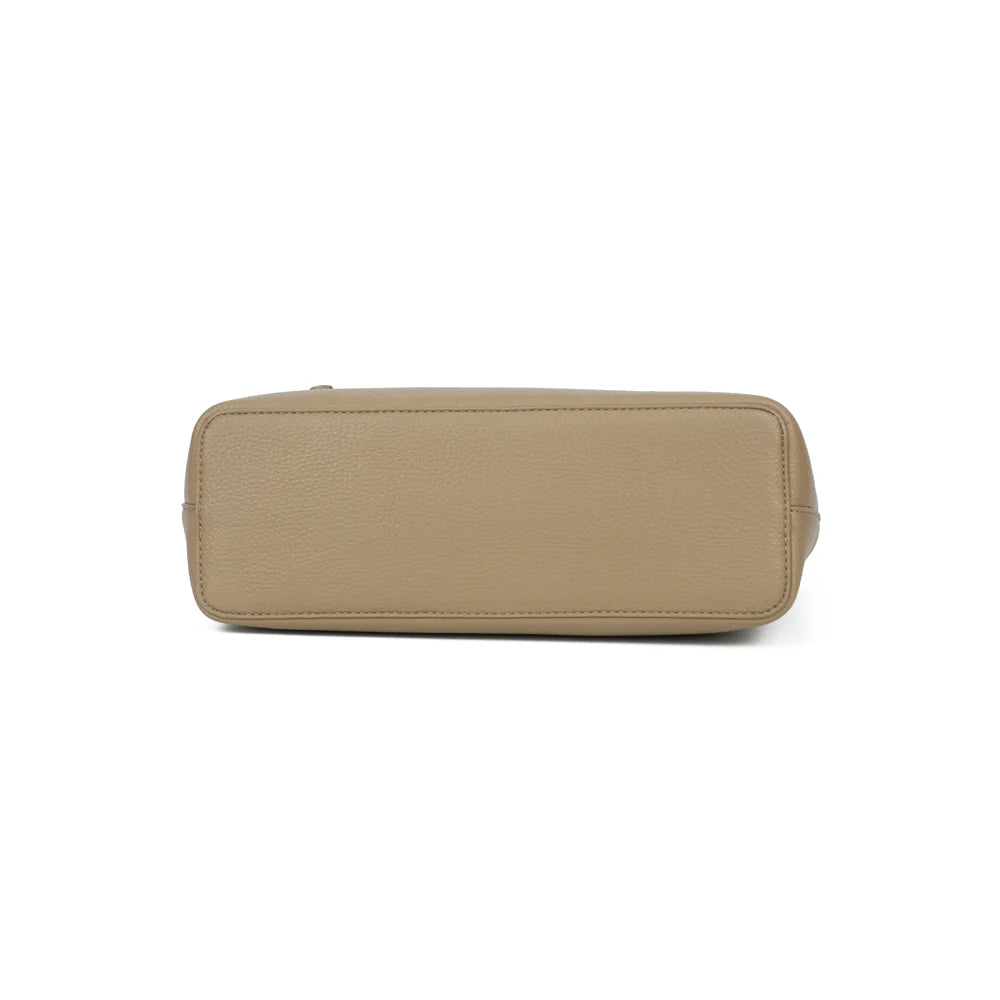 Dessous du cabas Le Grandor taupe foncé, en simili cuir grainé ton sur ton – réf. DG-5824