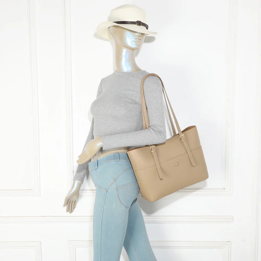 Sac cabas Le Grandor taupe foncé porté à l’épaule par une femme, format idéal pour le quotidien – réf. DG-5824