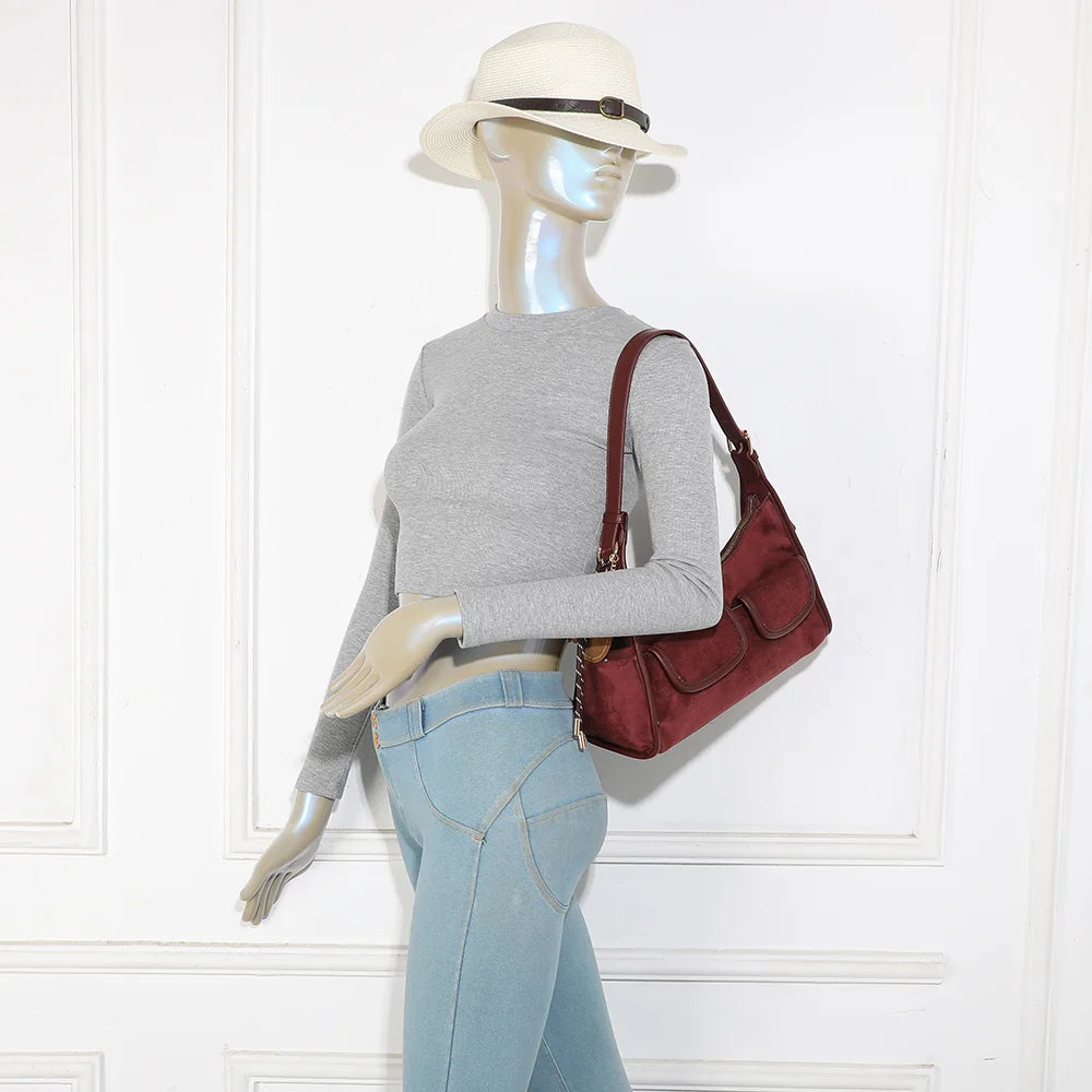 Le Harper bordeaux porté à l’épaule par une femme, bandoulière réglable et charm moufle – réf. R-2056