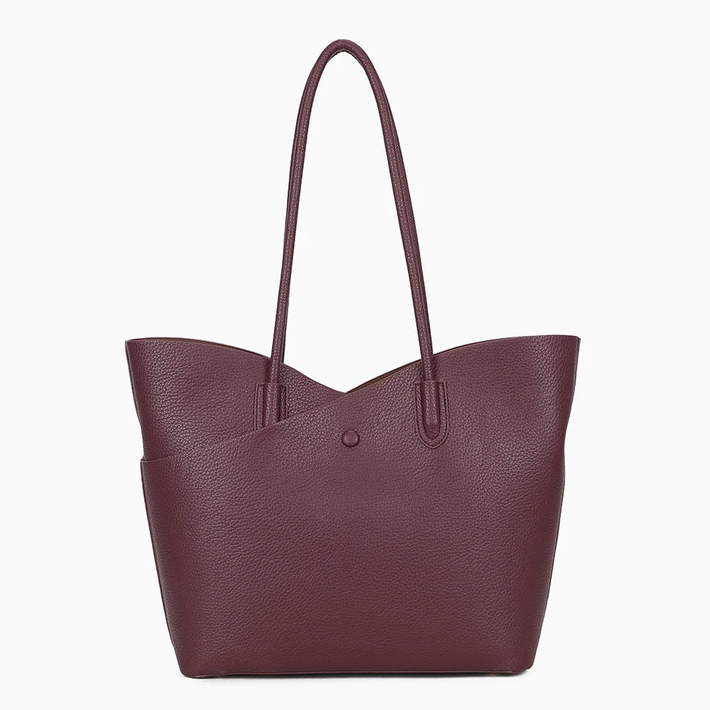 Dos du cabas Le Hudson coloris bordeaux, simili cuir grainé à la surface souple et uniforme – réf. R-2054