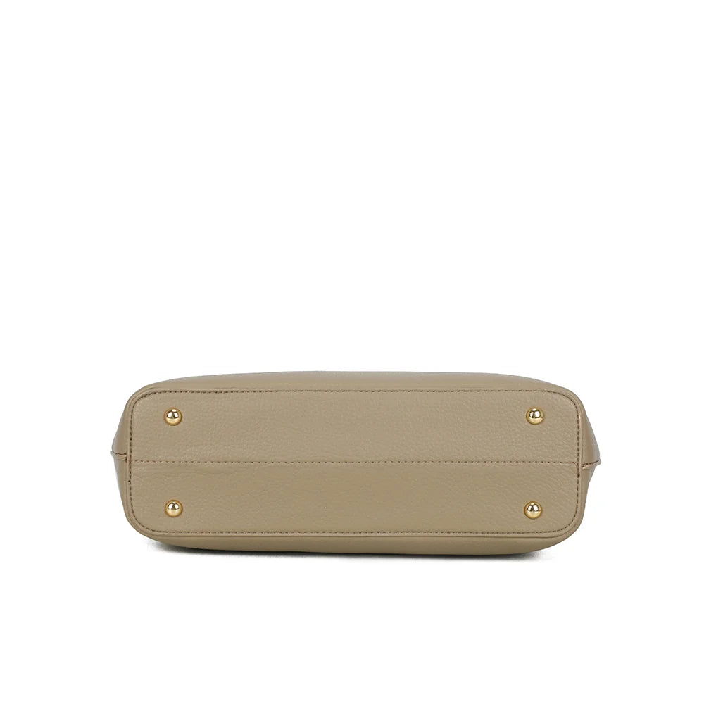 Dessous du cabas Le Hudson coloris taupe foncé, en simili cuir grainé assorti au reste du sac – réf. R-2054