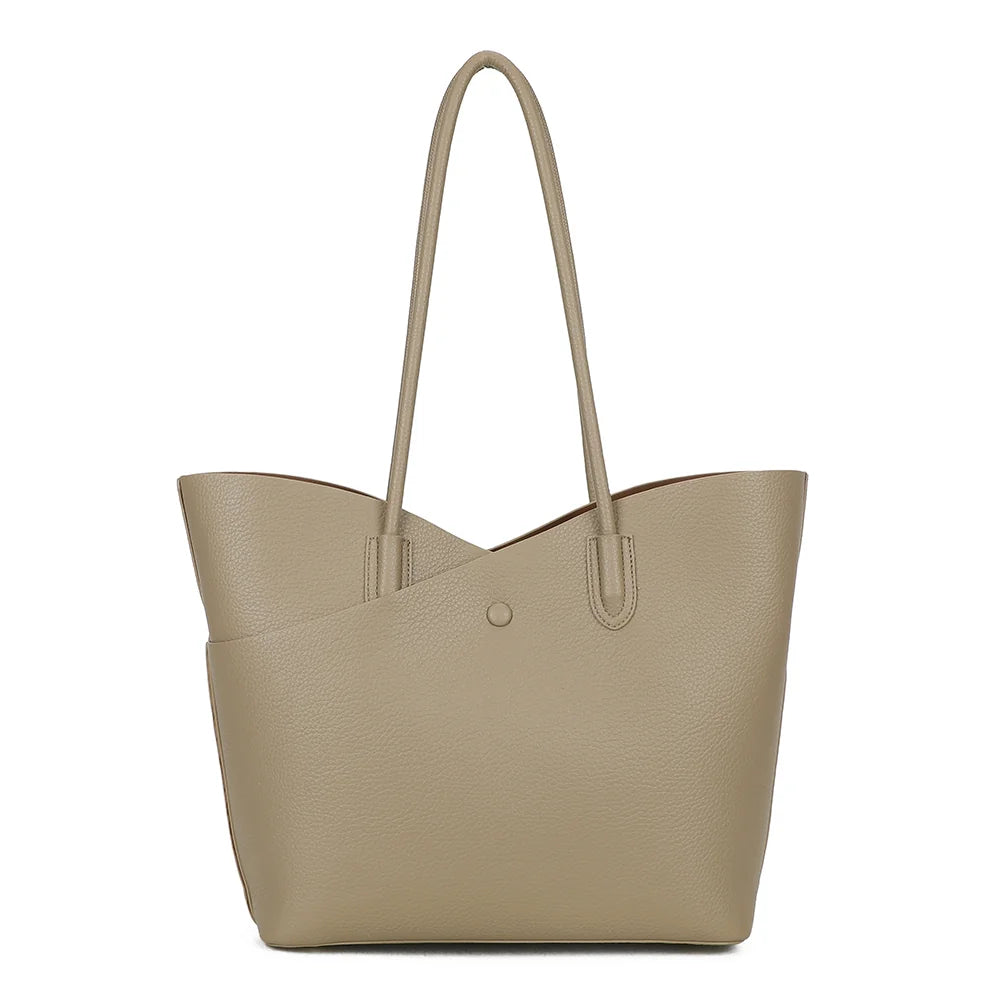 Dos du cabas Le Hudson coloris taupe foncé, simili cuir grainé à la surface souple et uniforme – réf. R-2054