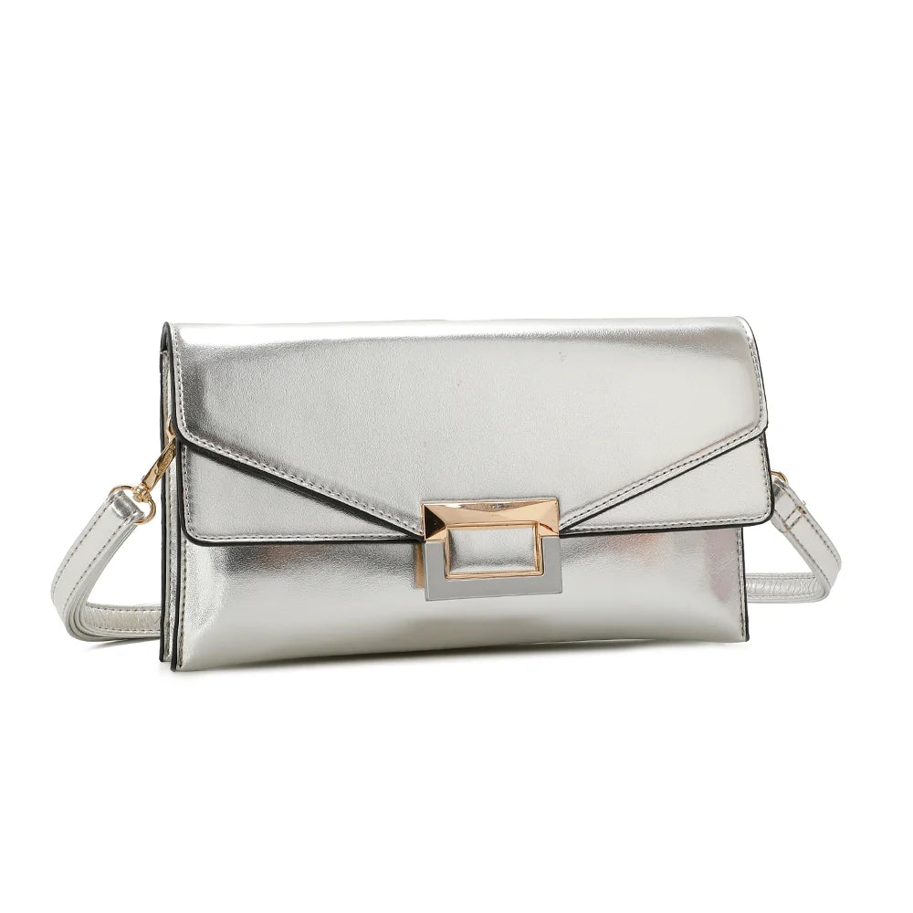 Pochette Le Joyau argent vue de trois quarts : silhouette rectangulaire fine et rabat asymétrique à boucle dorée – réf. R-1682