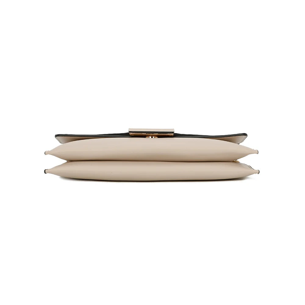Dessous de la pochette Le Joyau beige, base fine et nette soulignée par un passepoil contrasté – réf. R-1682