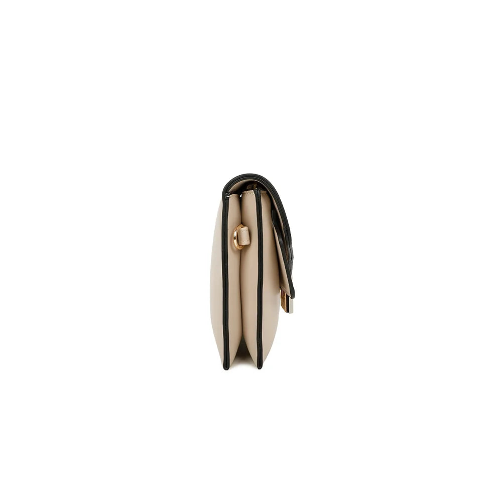 Profil de la pochette Le Joyau beige : une épaisseur de 3 cm seulement, avec mousqueton doré de bandoulière – réf. R-1682