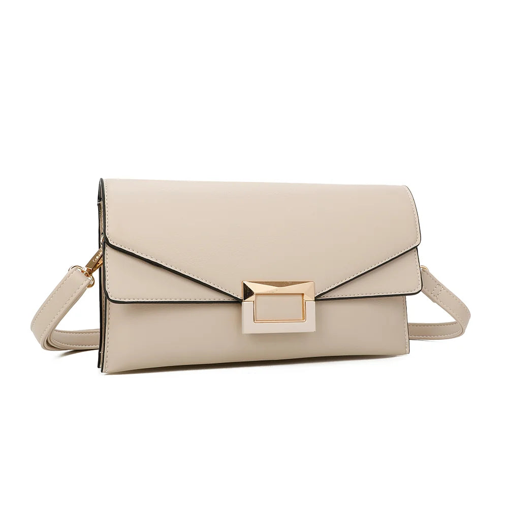 Pochette Le Joyau beige vue de trois quarts : silhouette rectangulaire fine et rabat asymétrique à boucle dorée – réf. R-1682