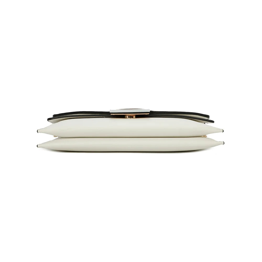 Dessous de la pochette Le Joyau blanc, base fine et nette soulignée par un passepoil contrasté – réf. R-1682