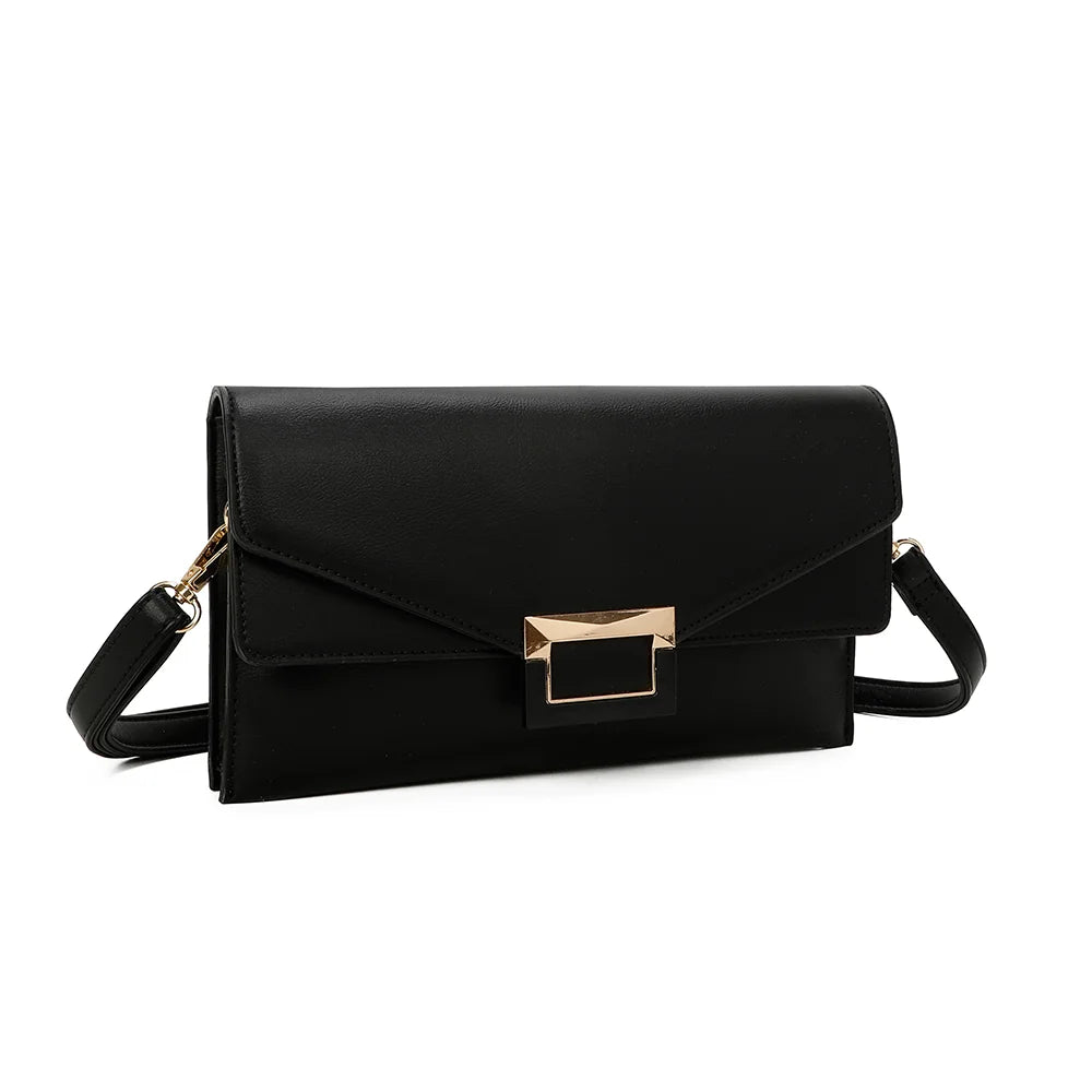 Pochette Le Joyau noir vue de trois quarts : silhouette rectangulaire fine et rabat asymétrique à boucle dorée – réf. R-1682