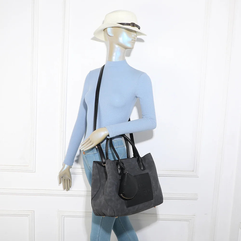 Sac à main Le Lavana noir porté par une femme, au creux du bras ou en bandoulière – réf. DG-5803