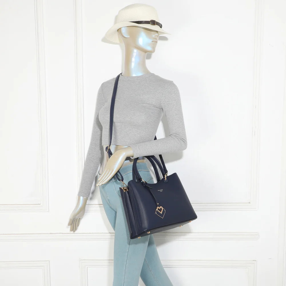 Sac à main Le Lazare bleu foncé porté par une femme, à la main ou à l’épaule avec ses deux anses – réf. G-7510