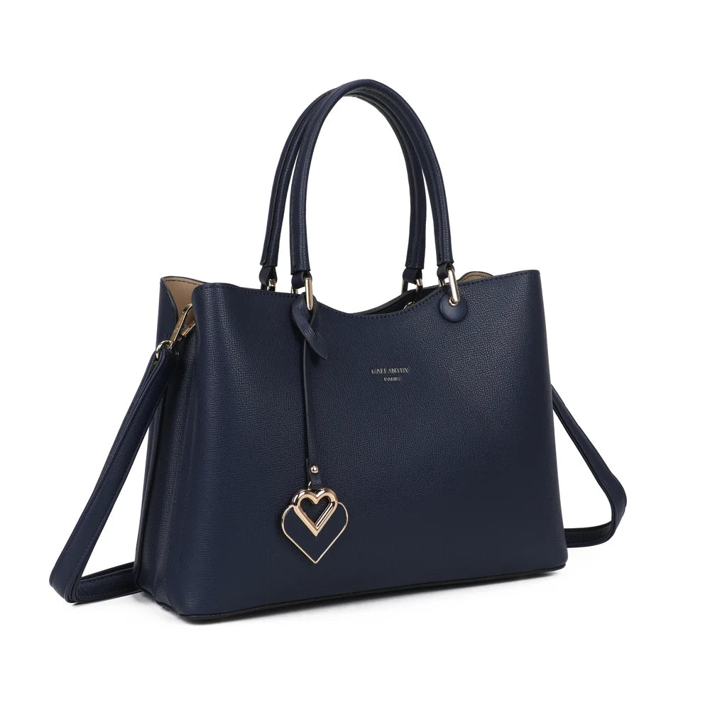 Le Lazare bleu foncé de trois quarts : silhouette structurée, deux anses et bijou de sac double cœur – réf. G-7510