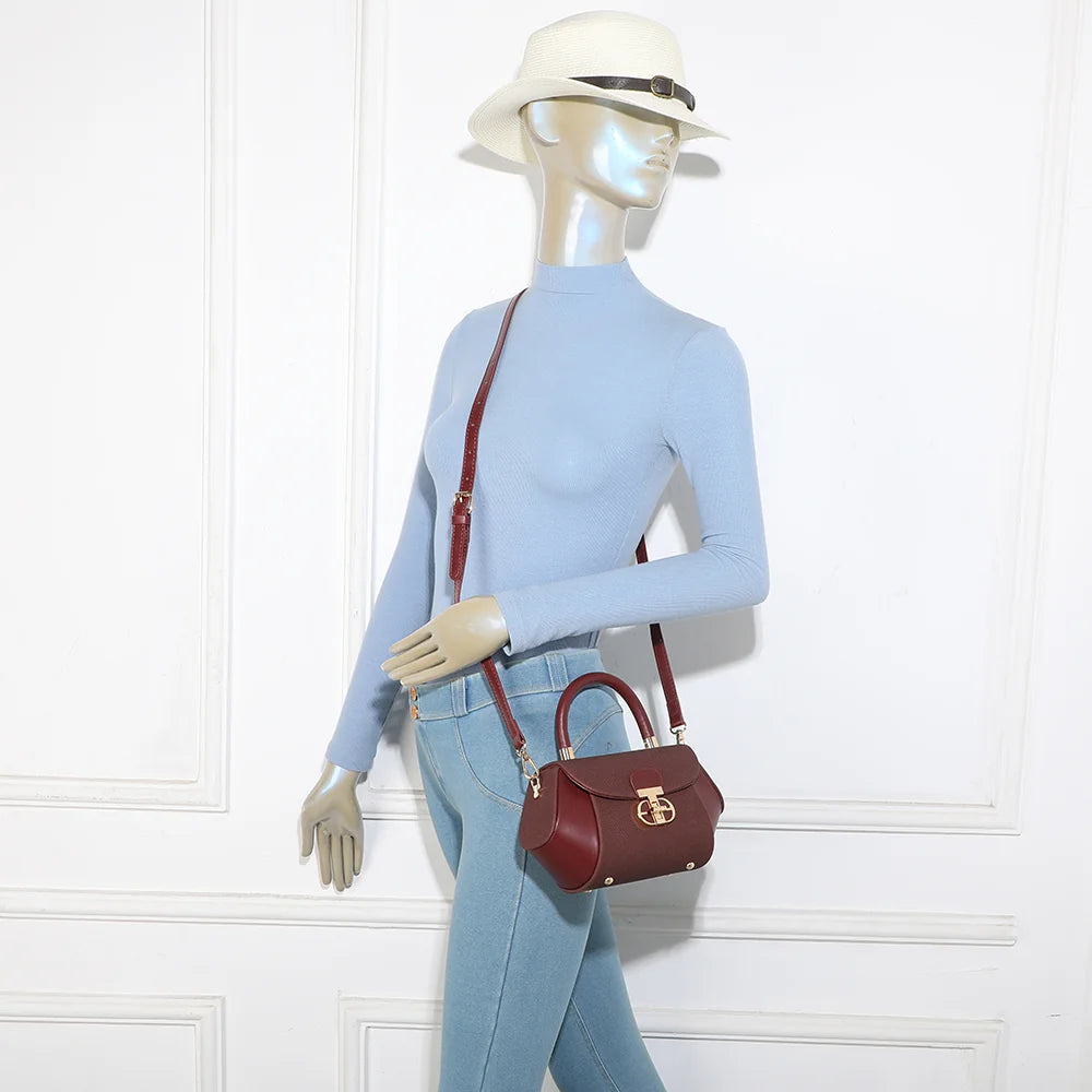 Mini sac Le Léa bordeaux porté par une femme, à la main ou en bandoulière avec sa sangle amovible – réf. YL-26008