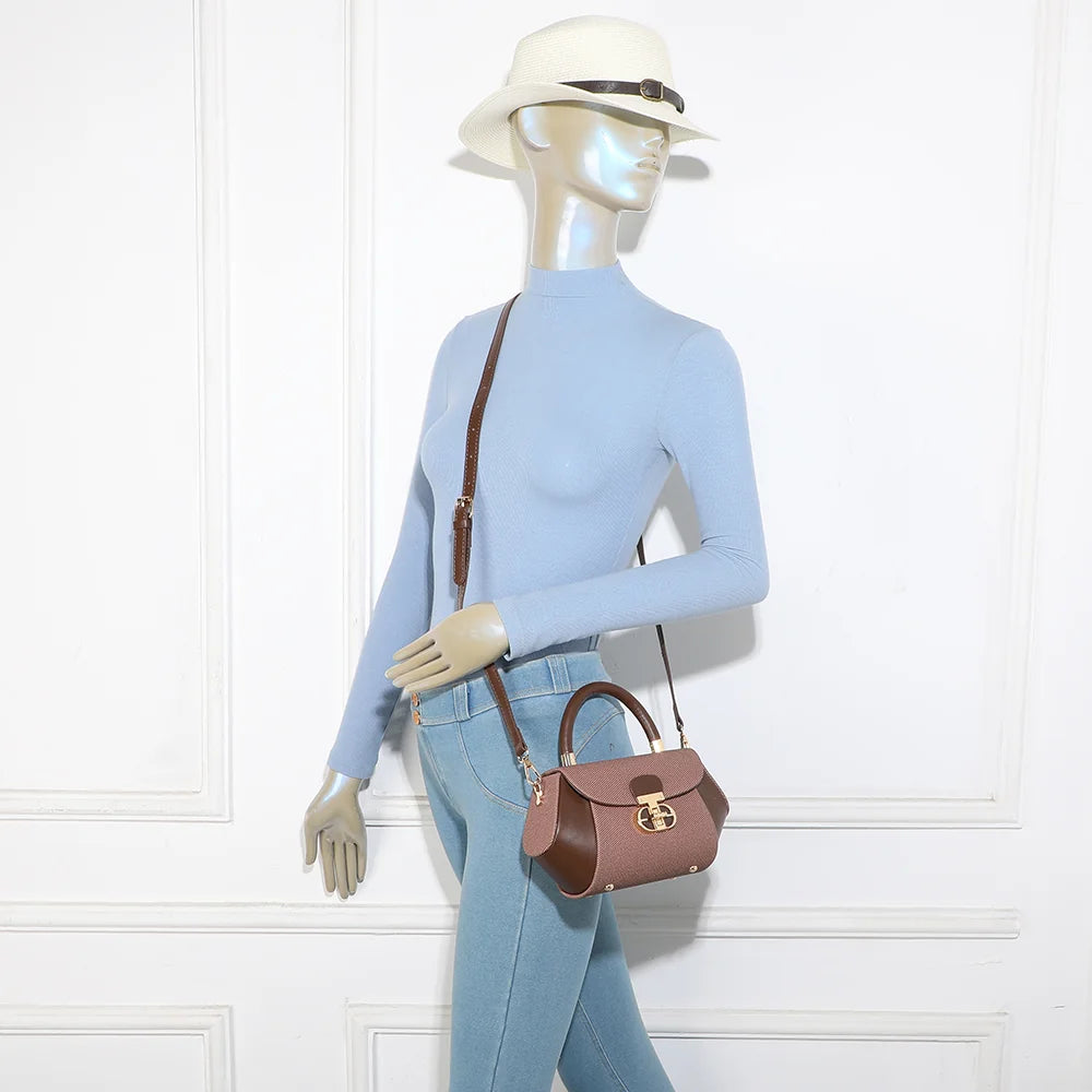 Mini sac Le Léa café porté par une femme, à la main ou en bandoulière avec sa sangle amovible – réf. YL-26008