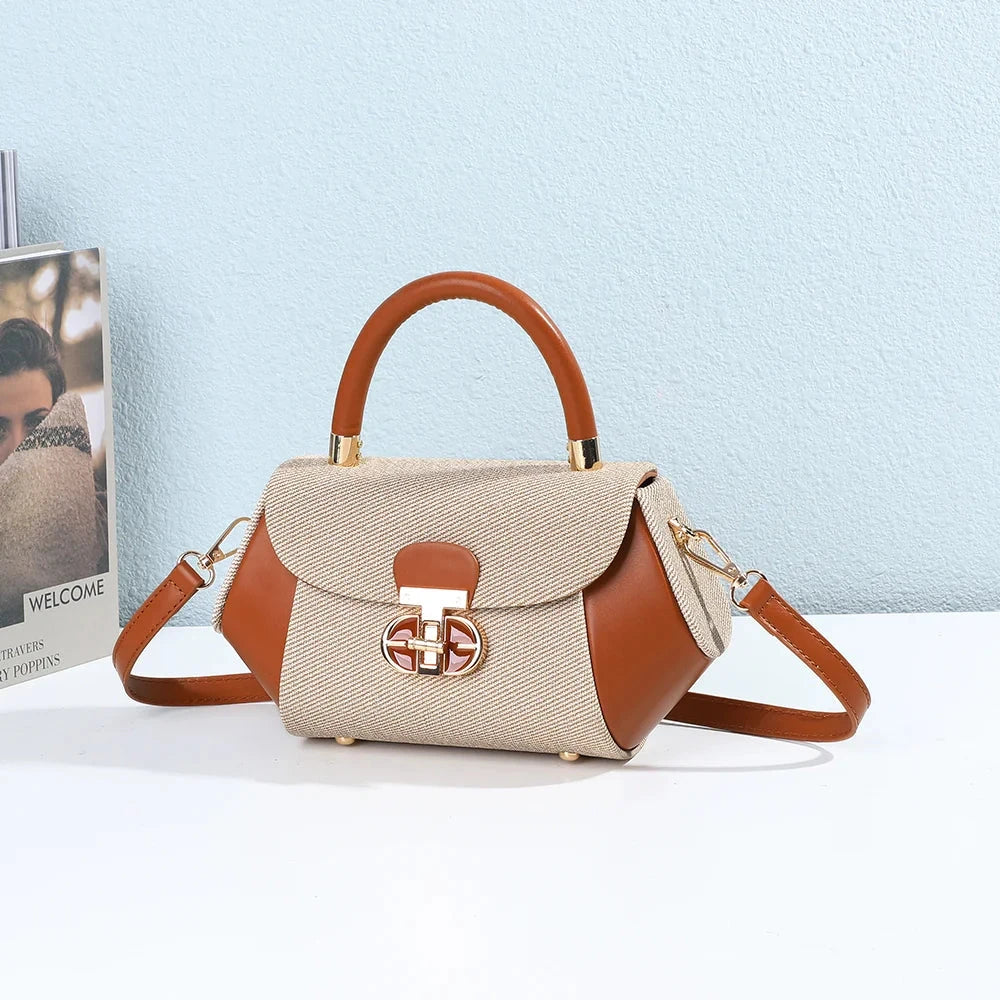 Mini sac à main Le Léa taupe et marron posé devant des livres – visuel d'ambiance créé avec l'IA – Gallantry Paris