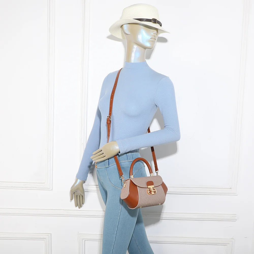 Mini sac Le Léa marron foncé porté par une femme, à la main ou en bandoulière avec sa sangle amovible – réf. YL-26008