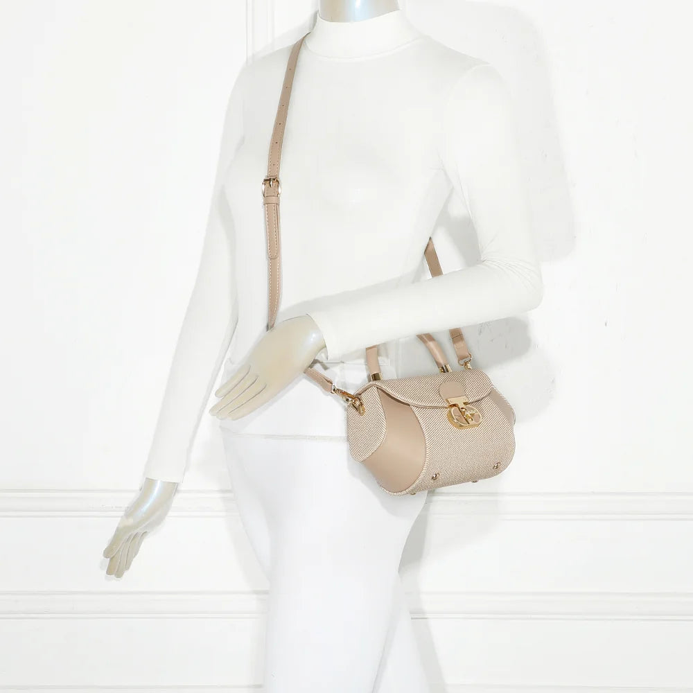 Mini sac Le Léa taupe porté par une femme, à la main ou en bandoulière avec sa sangle amovible – réf. YL-26008