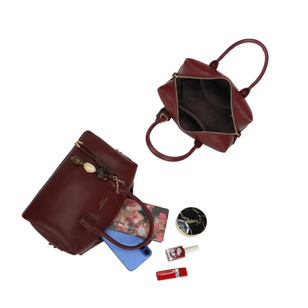 Intérieur du Lorian bordeaux ouvert par sa fermeture zippée, doublure synthétique et essentiels du quotidien – réf. R-2069