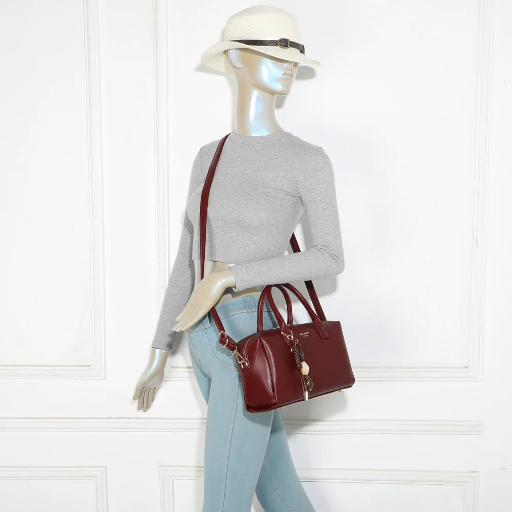 Sac à main femme Le Lorian bordeaux porté, à la main ou avec sa bandoulière amovible – réf. R-2069