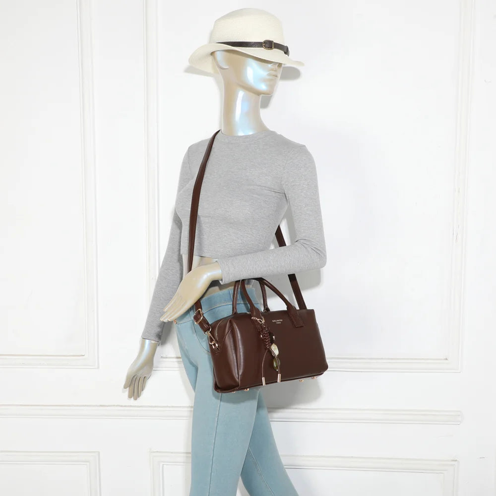 Sac à main femme Le Lorian café porté, à la main ou avec sa bandoulière amovible – réf. R-2069