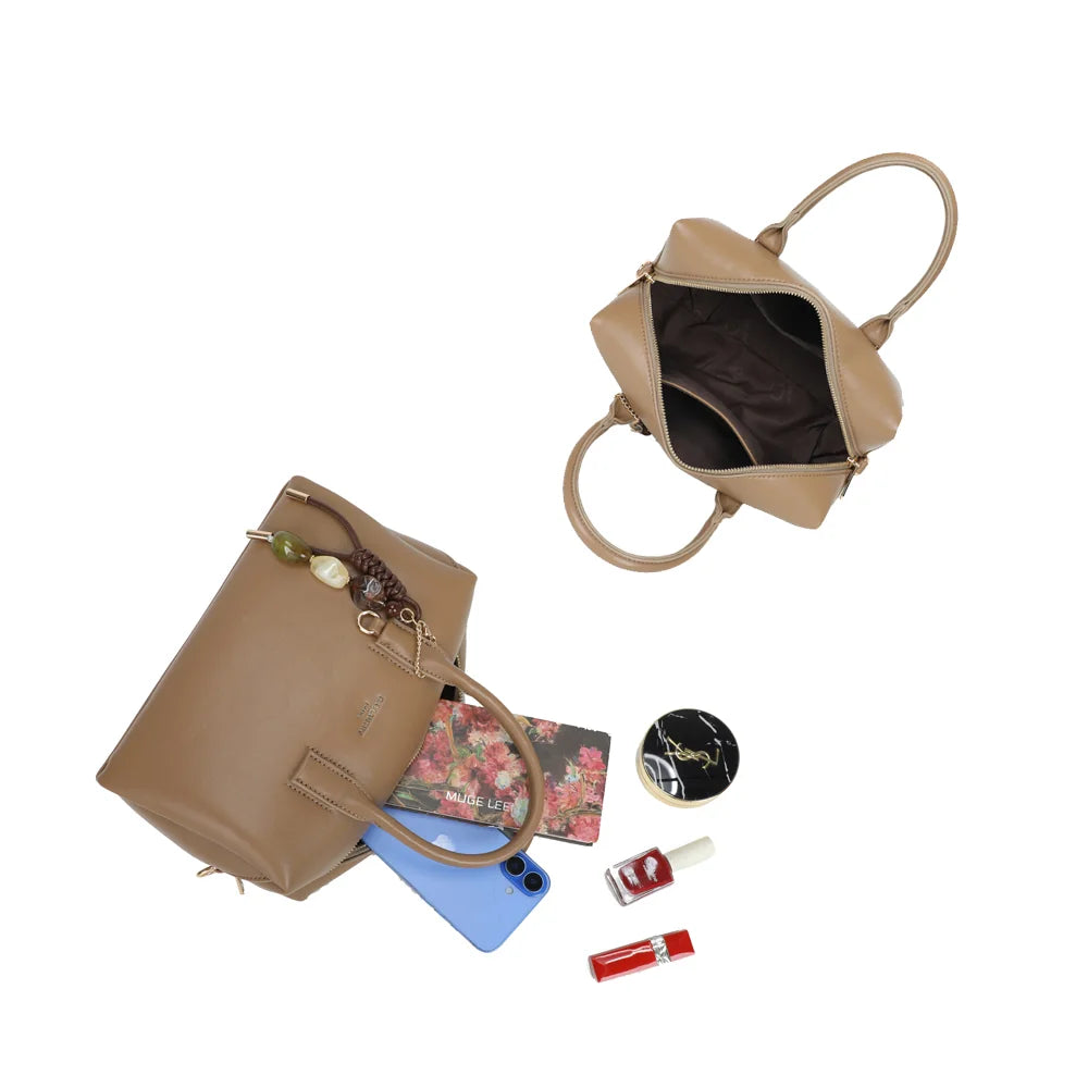Intérieur du Lorian taupe foncé ouvert par sa fermeture zippée, doublure synthétique et essentiels du quotidien – réf. R-2069