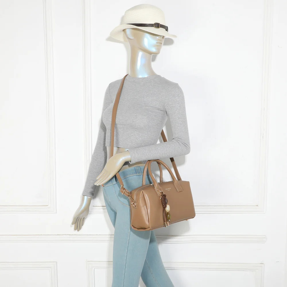 Sac à main femme Le Lorian taupe foncé porté, à la main ou avec sa bandoulière amovible – réf. R-2069
